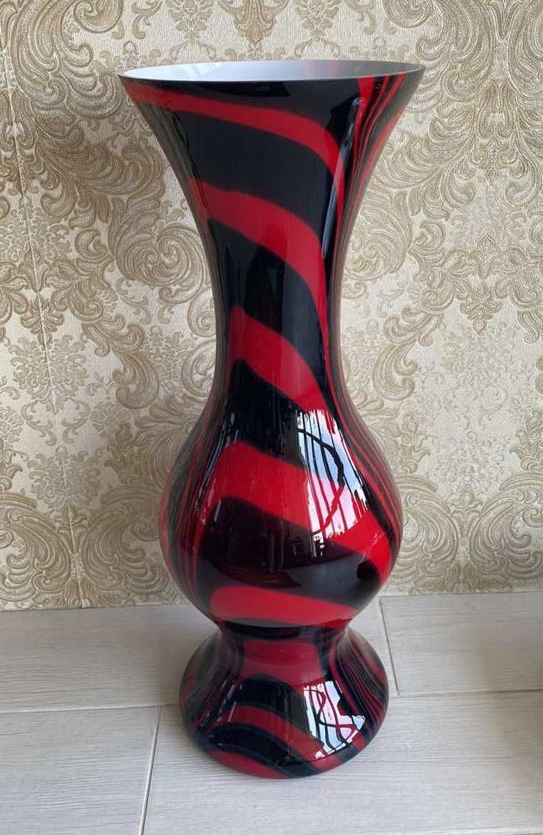 Ваза интерьерная "Красное и Чёрное" 72 см стекло