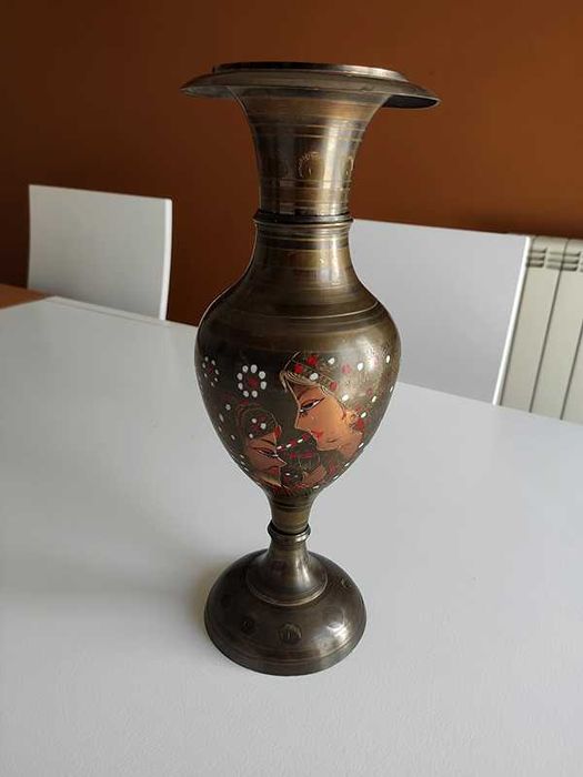 Jarra antiga com decorações