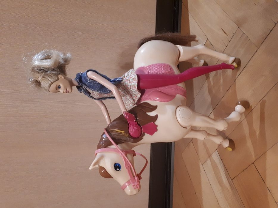 Barbie i koń chodzący