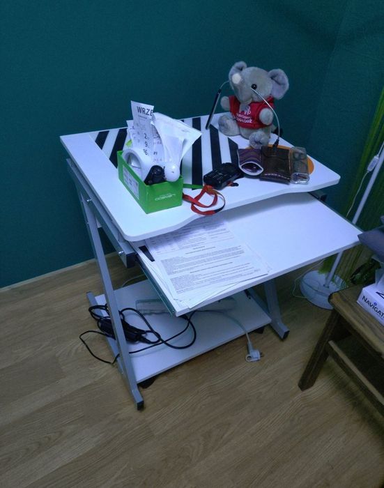 Biurko stolik komputer laptop