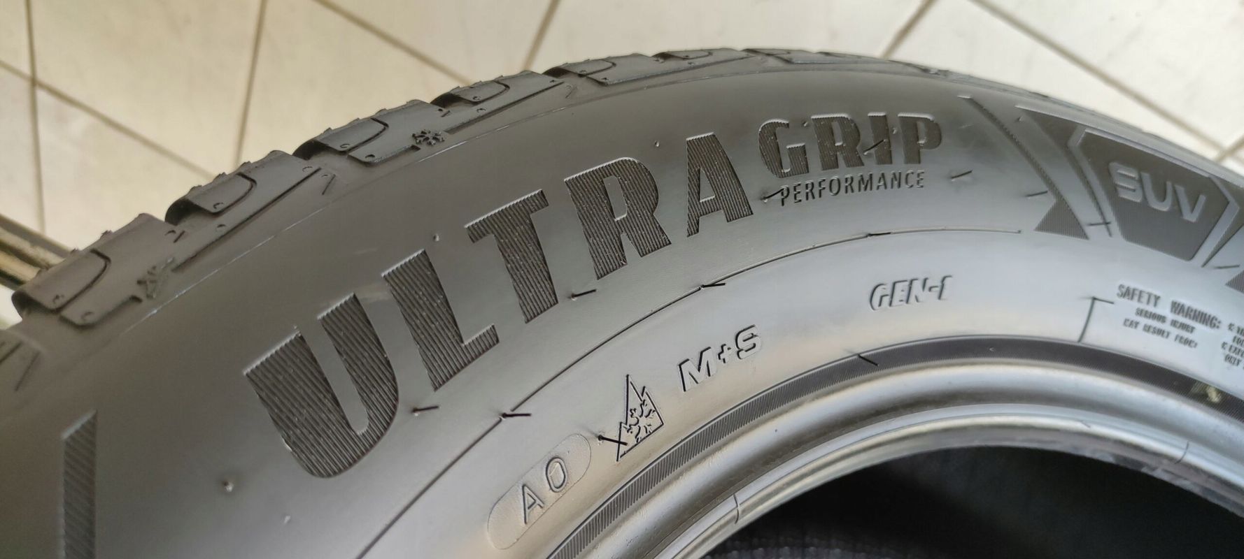 4x 255/55r19 Goodyear UltraGrip Performance Gen-1/2023r B/B/72dB Jak N