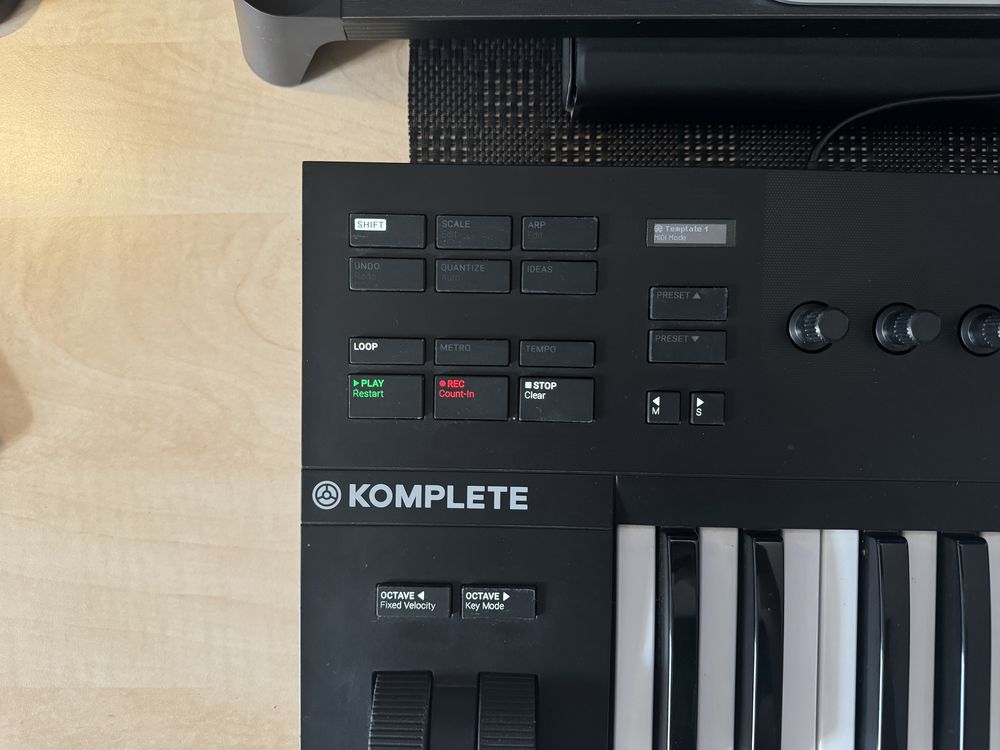 Komplete kontrol A25. Midi keyboard.