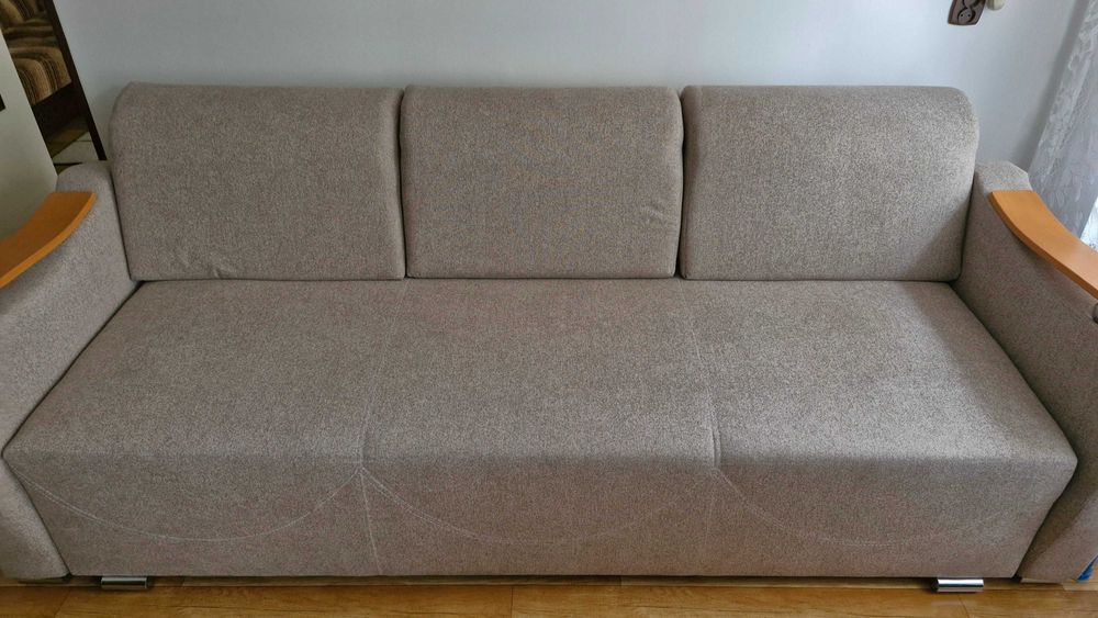 Sofa, wygodny mebel do spania.