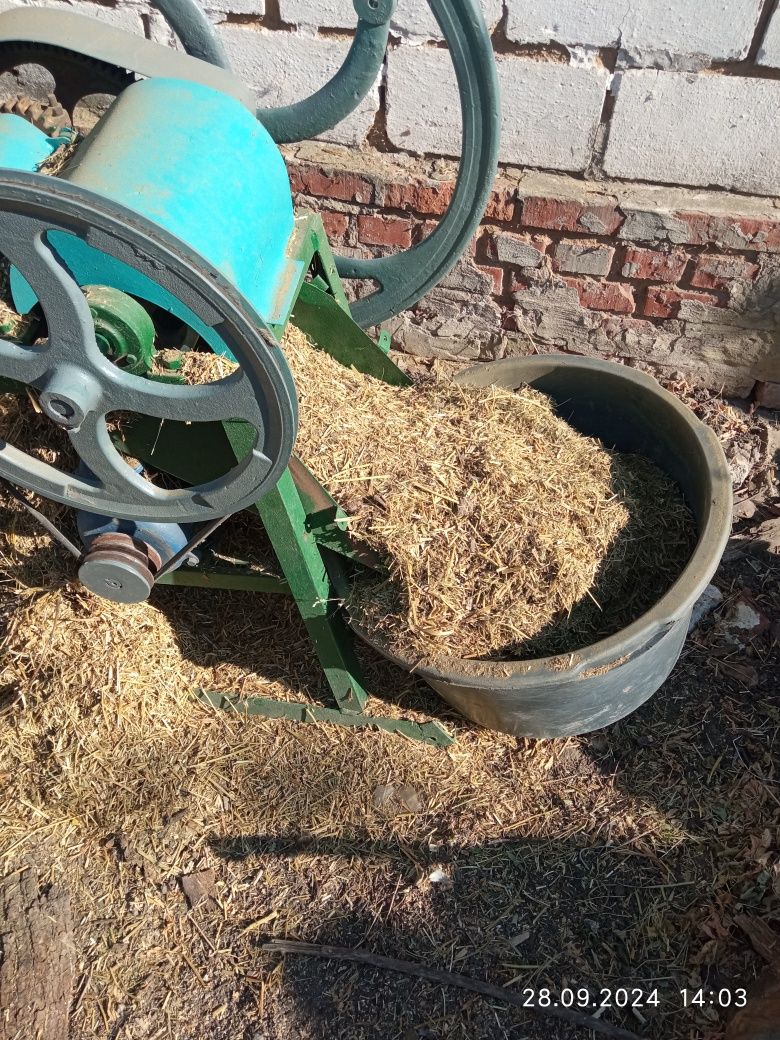 Продам січкарню соломорезку