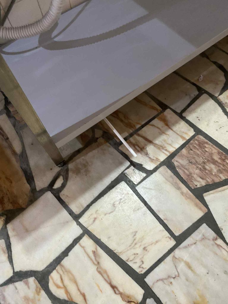 Banca de inox com lavatório e ativação de torneiras com o pé