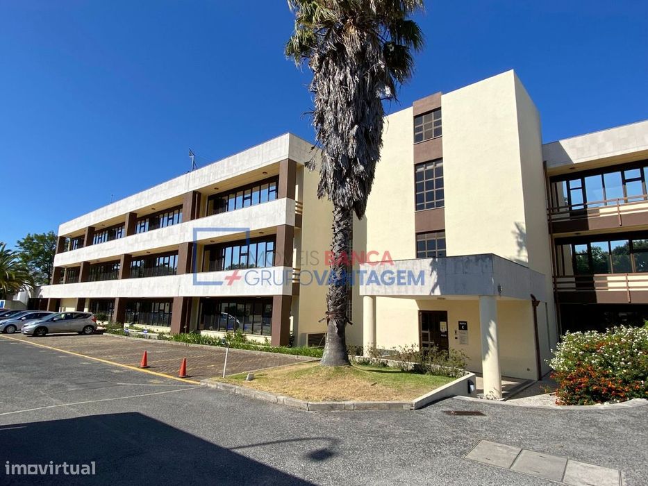 Escritório com 195m2 em Condomínio Fechado com Segurança 24 horas e...