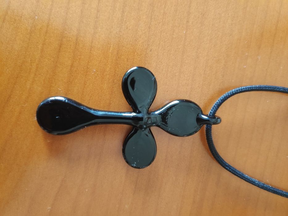 Colar Gargantilha com cruz preta