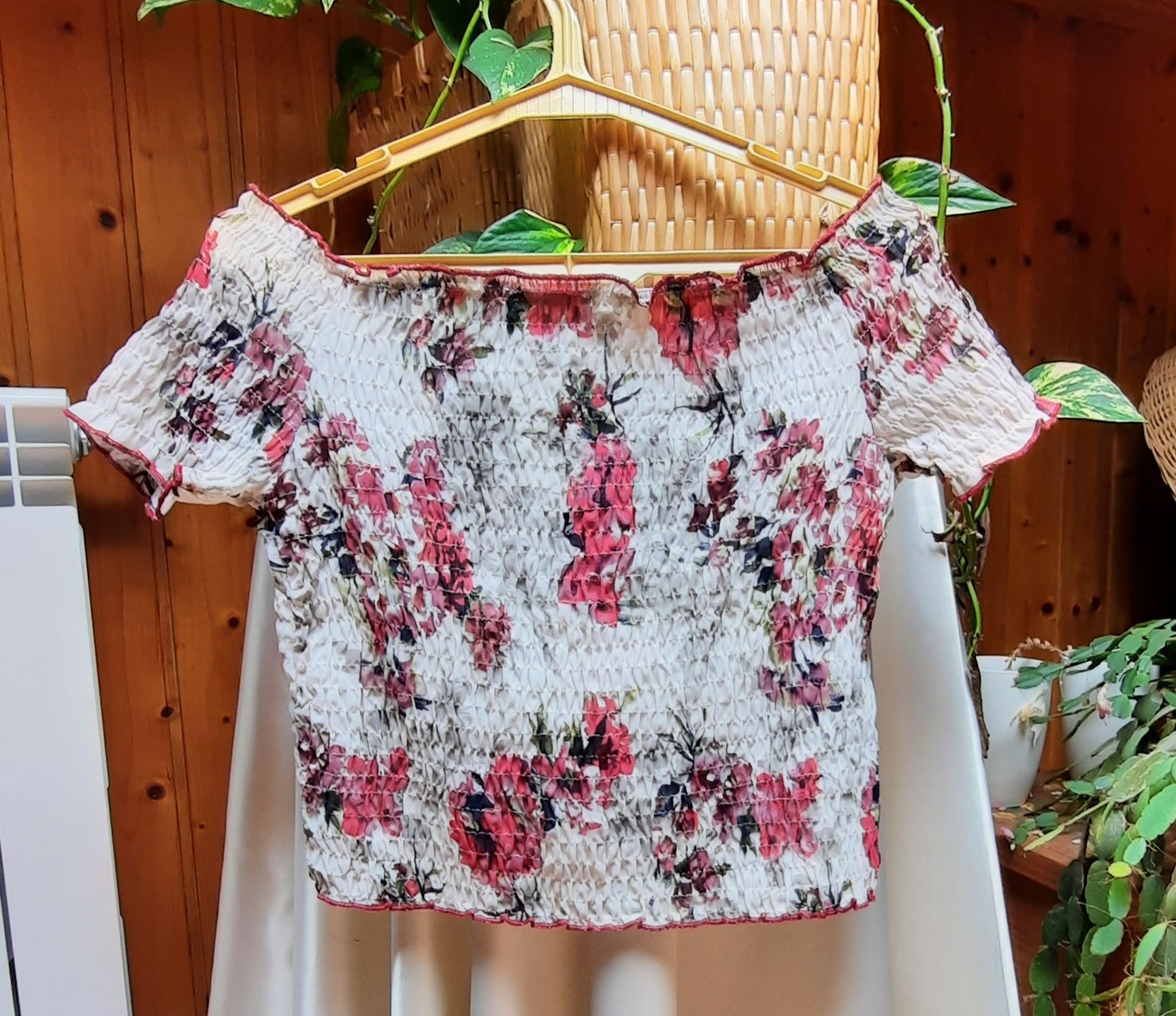 Blusa gola de barco com flores