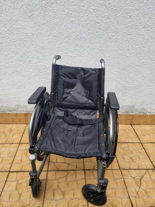 Tytuł: Wózek inwalidzki składany – lekki i praktyczny