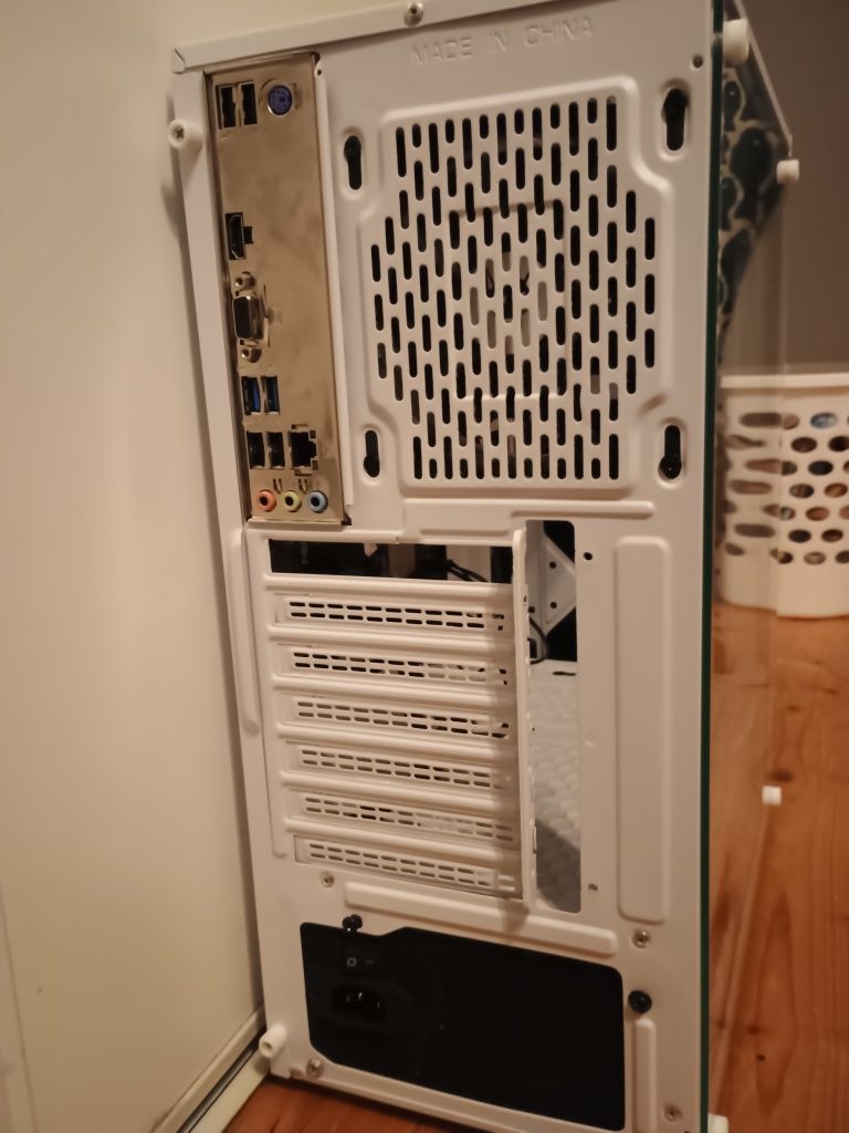 Komputer Gamingowy Iridium Ryzen 3 3200G BIOSTRAR A320MH 2.0 16/512GB