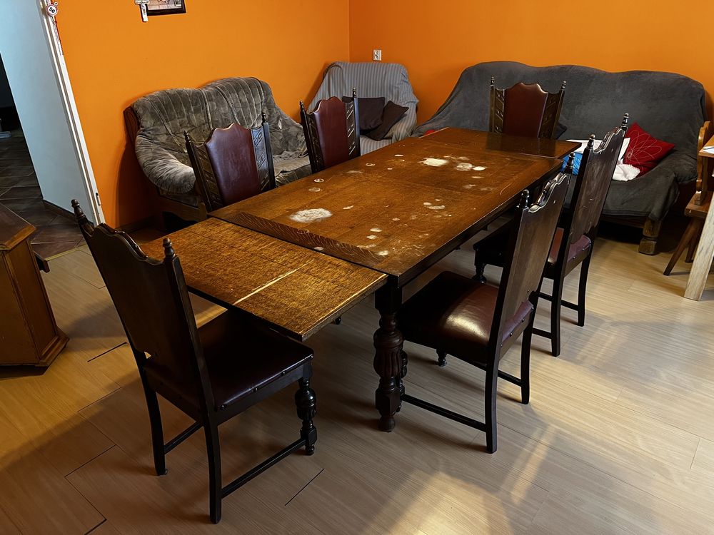 Stół drewniany zdobiony, skórzane krzesła