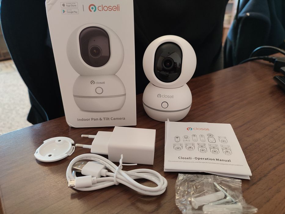 Камера відеонагляду поворотна Wi-Fi closeli