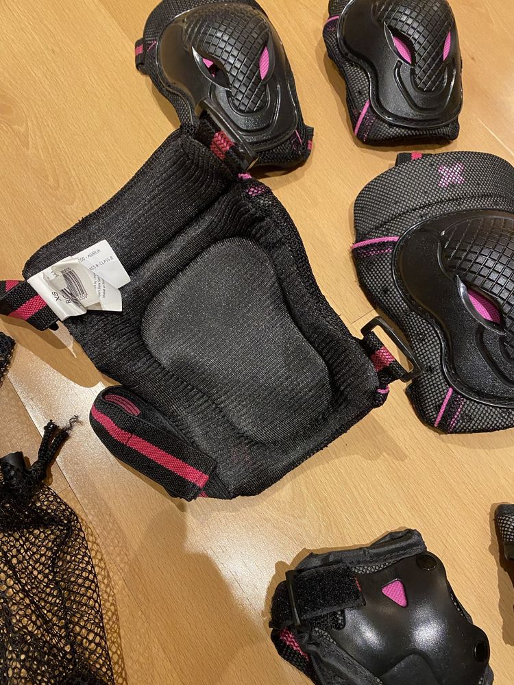 Conjunto de joelheiras em rosa e preto