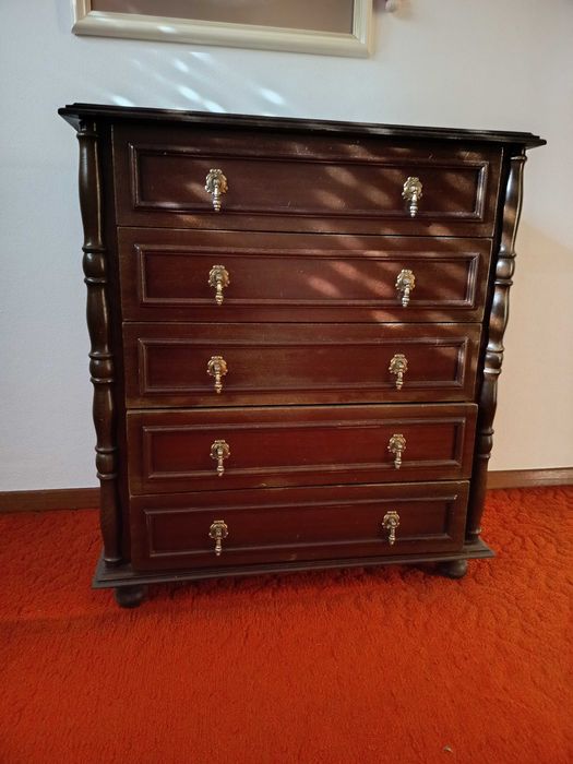 Cómoda com 5 gavetas