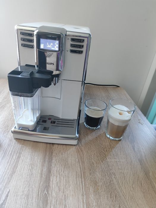 Jak nowy biały ekspres ciśnieniowy do kawy Philips EP5361/10 z nową ka