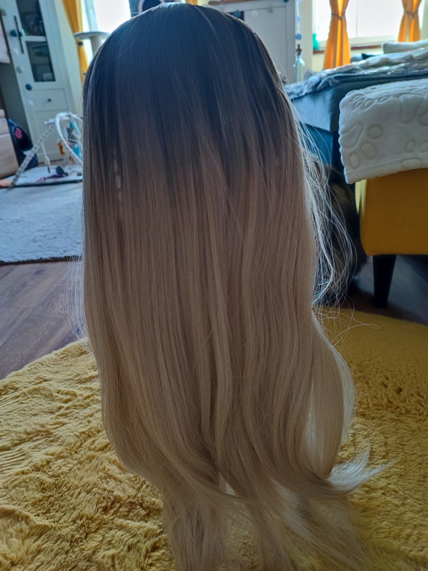 Peruka Ombre blond z grzywką 65 cm od przedziałku