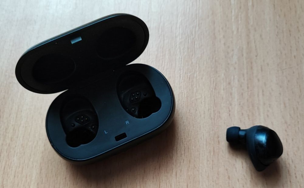 Навушник (R) і кейс Samsung SM-R140