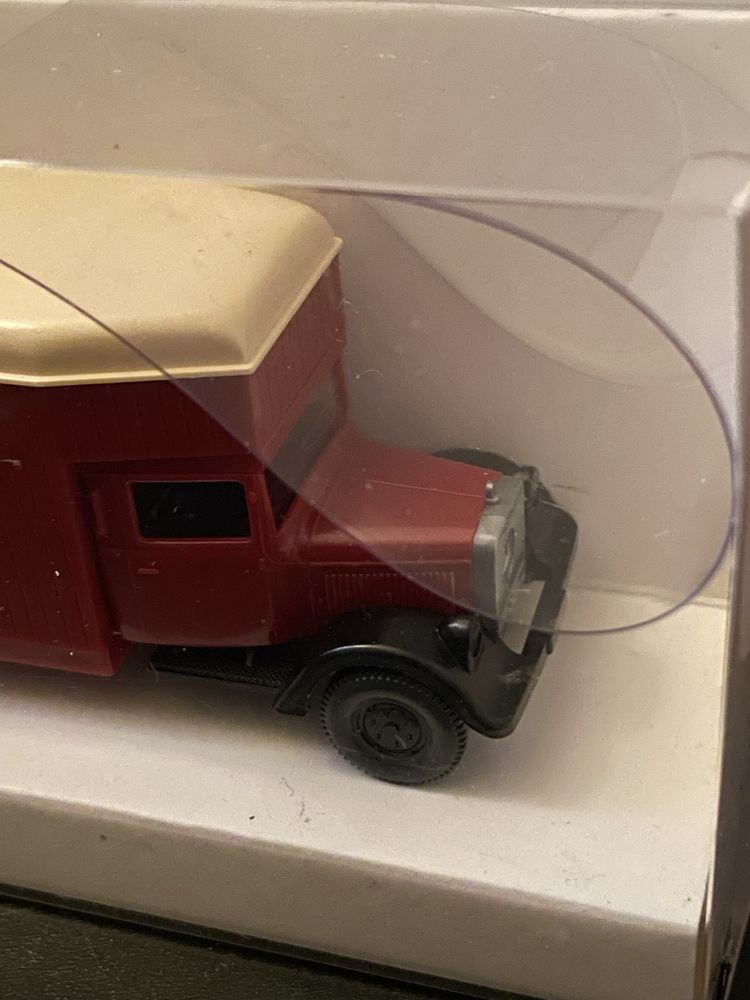 Camião miniatura mercedes