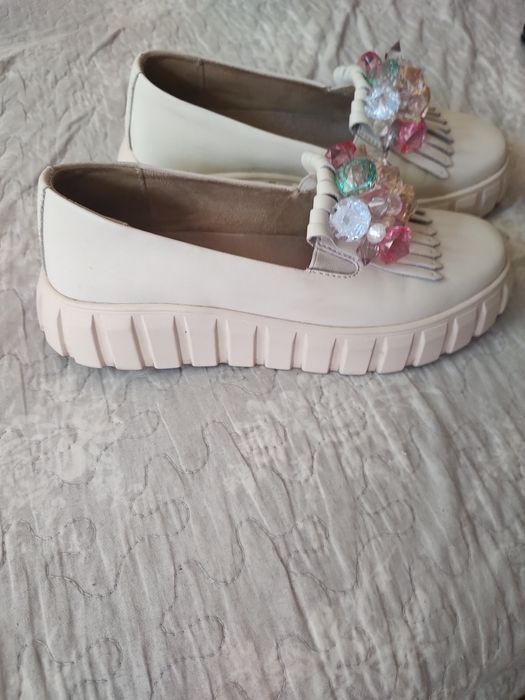 Buty damskie Flippo rozm  38 ecru