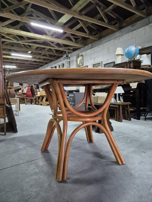 Okrągły stół z drewnianym blatem