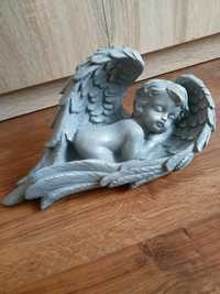 Gipsowy betonowy figurka anioła anioł śpiący leżący cmentarny cmentarz