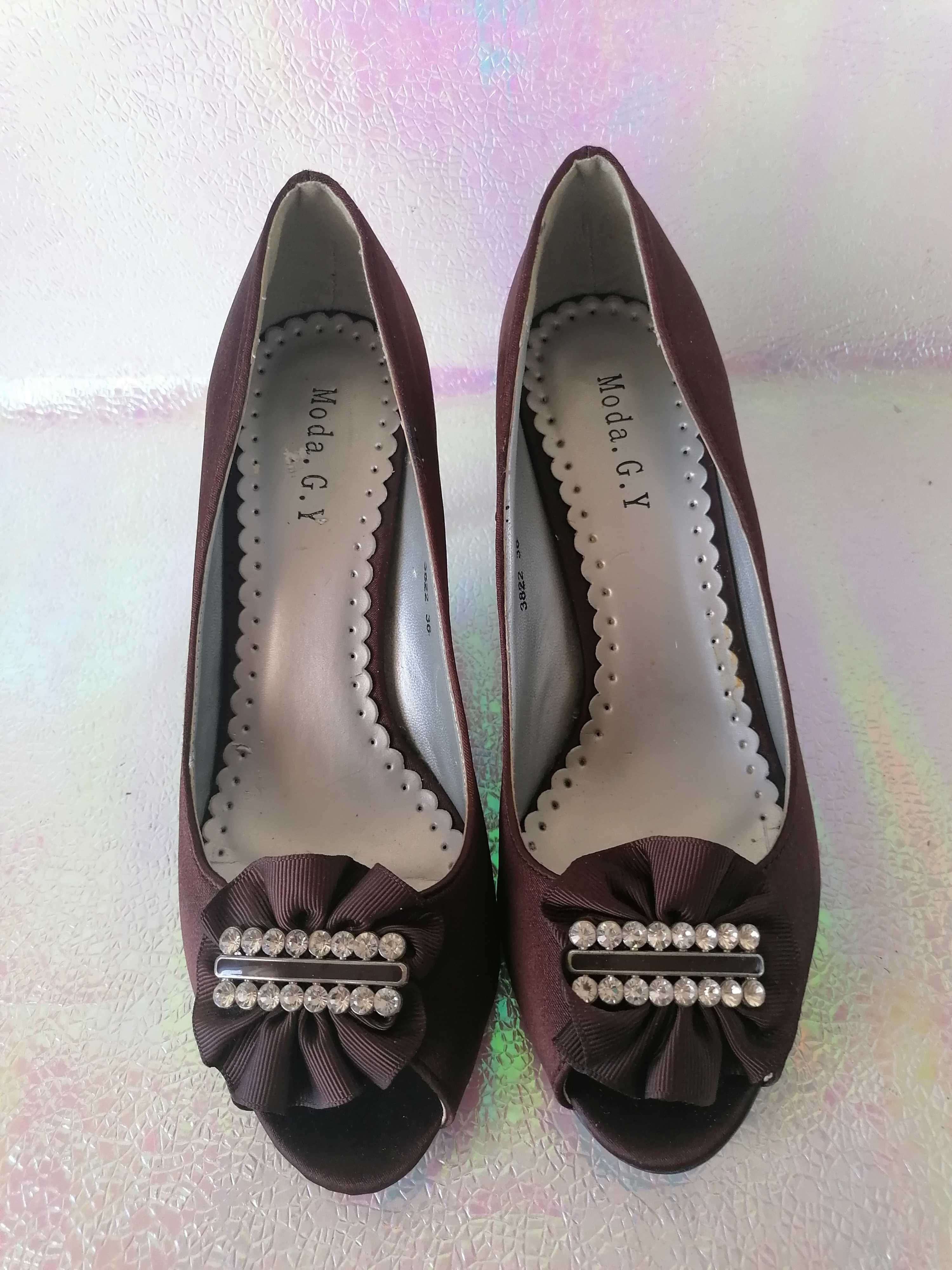 Sapatos castanhos acetinados com aplicação brilhante