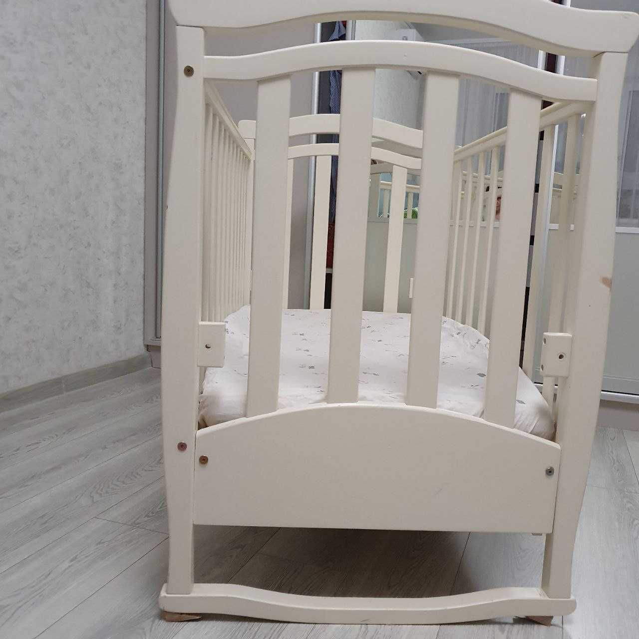 Дитяче ліжечко Верес для немовлят з маятником балдахіном та захистом.