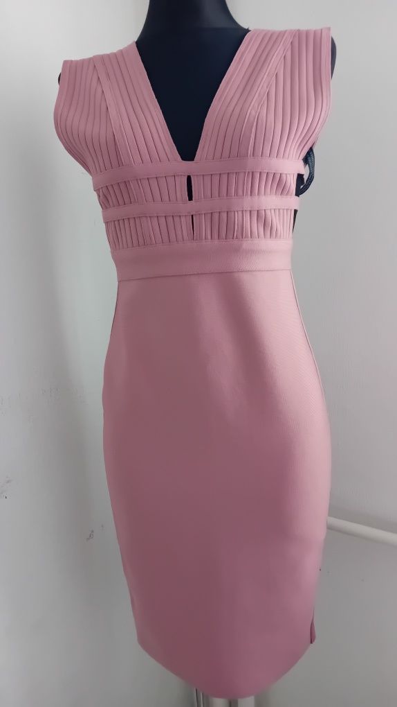Elegancka nowa sukienka z firmy boohoo ściągająca tzw. bandażowa