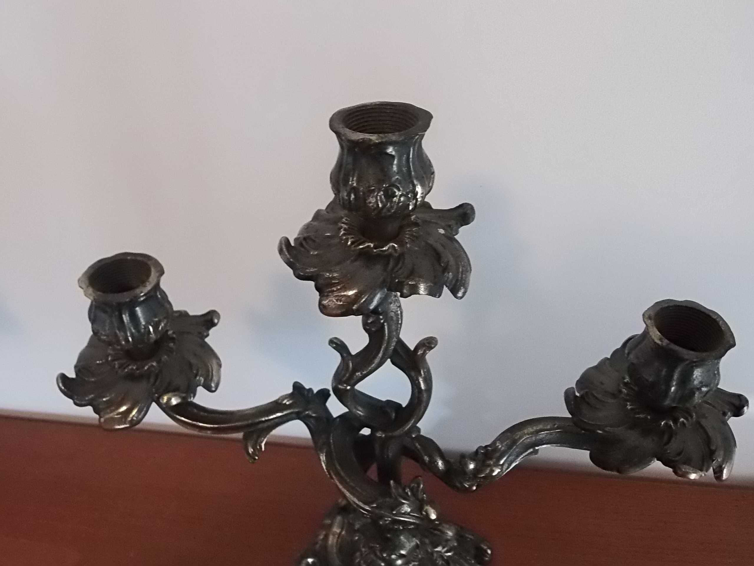 Candelabros em latão