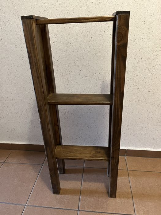 Drewniany regał z 3 półkami.