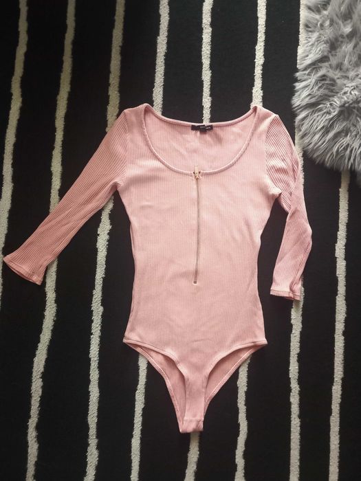 Pudrowo różowe body Tally Weijl z prążkowanego materiału