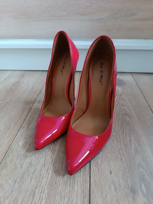 Czerwone lakierowane szpilki