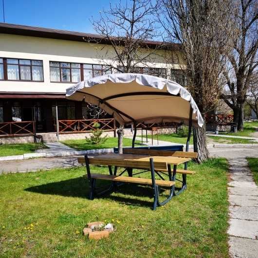 Відкрита бесідка, альтанка.