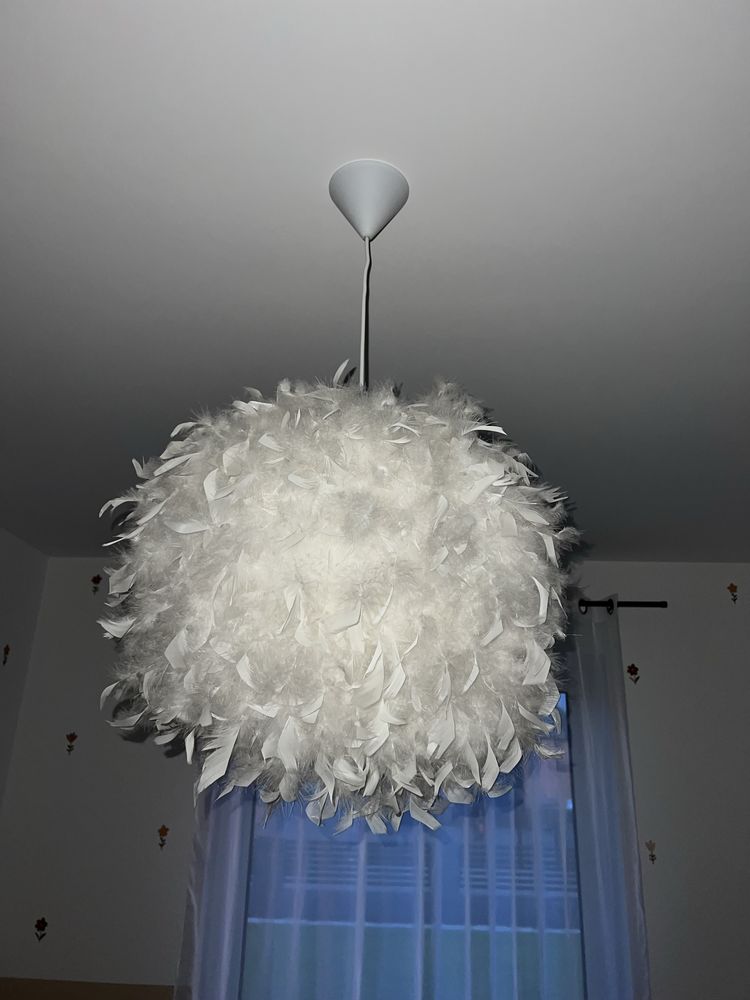 Biala lampa w piorka