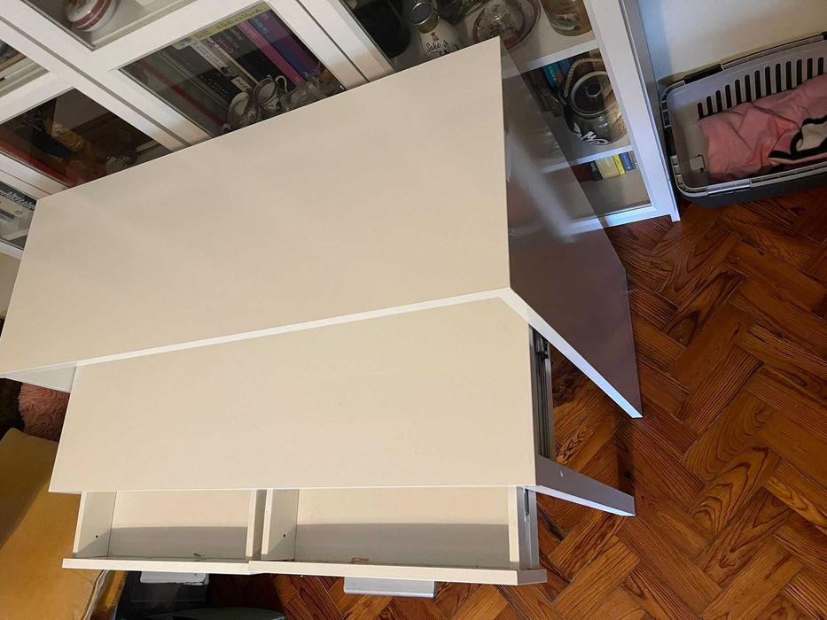 Mesa de escritorio ou movel de apoio extensivel