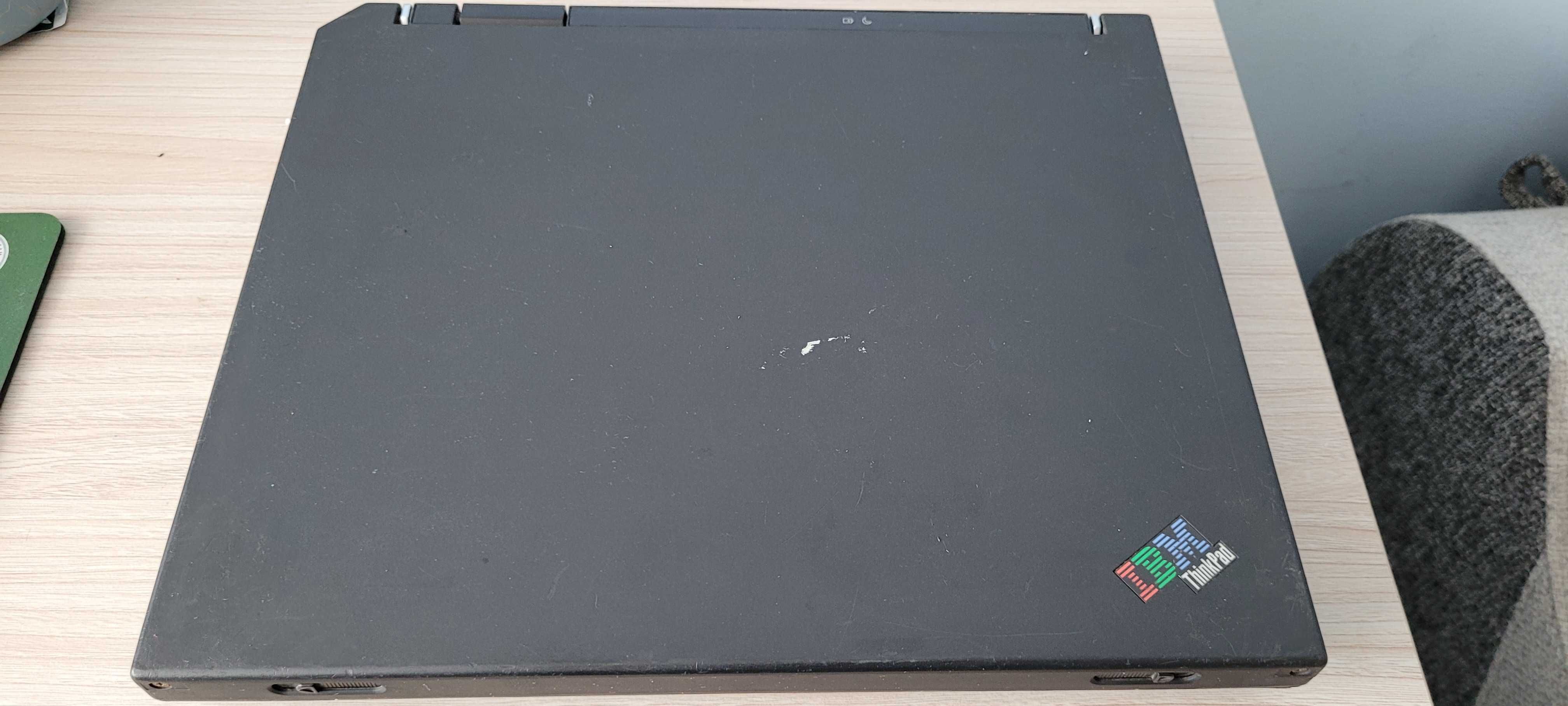 Zabytkowy komputer ibm thinkpad t30