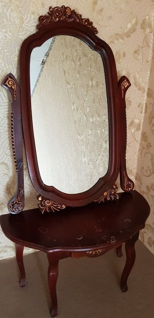 Антикварный туалетный столик с зеркалом.