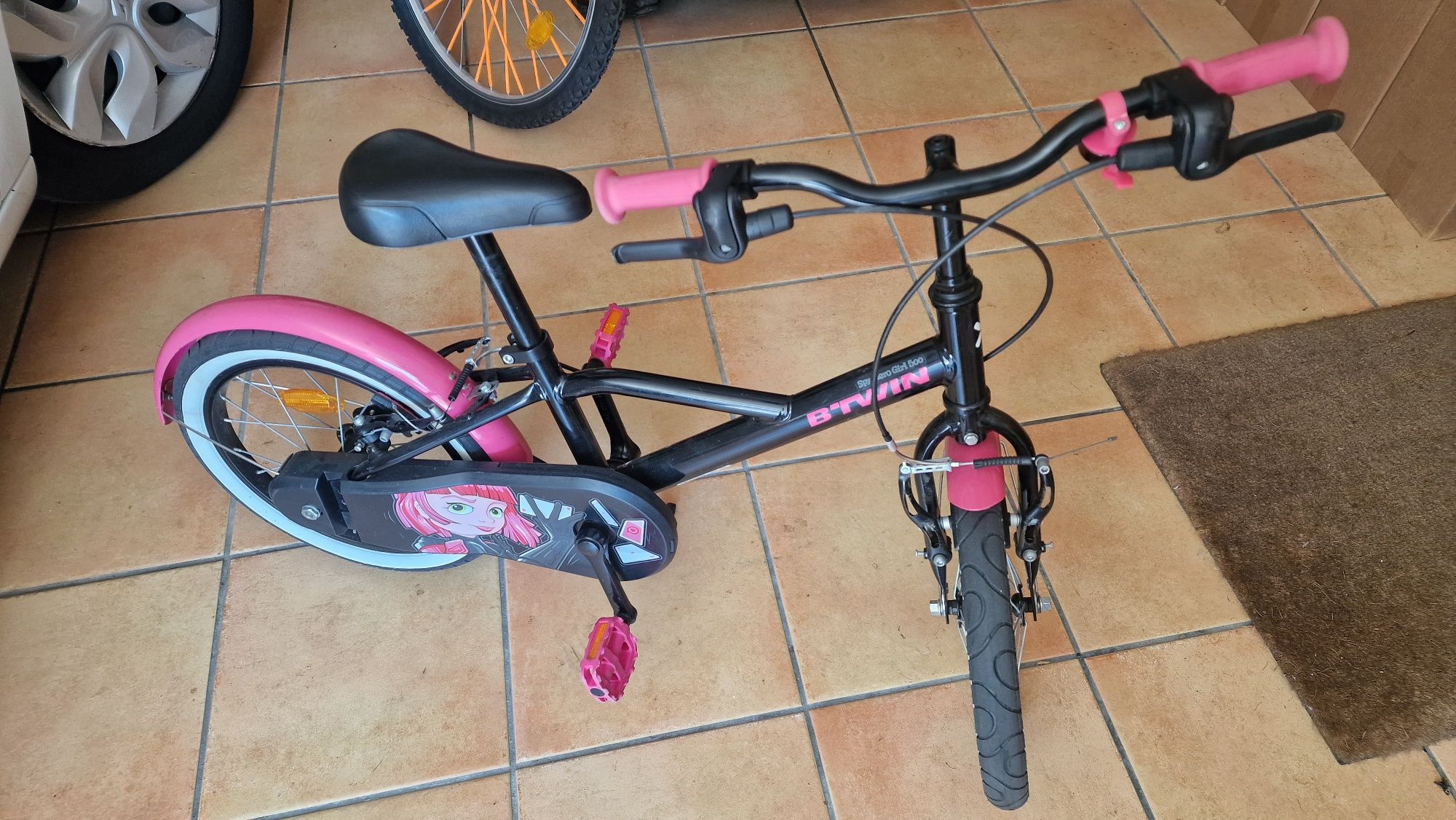 Bicicleta de menina e trotinete