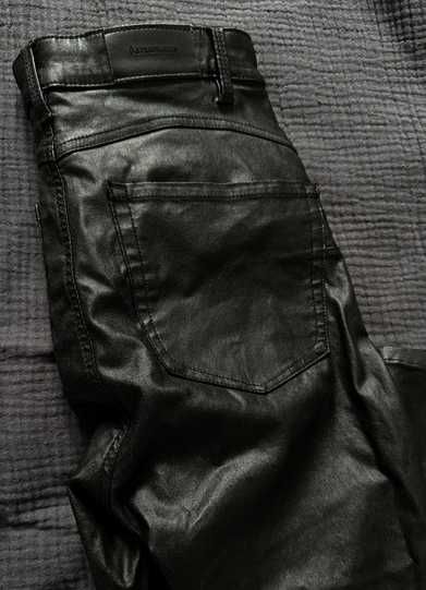 Spodnie rurki skinny czarne skórzane woskowane push up Stradivarius 36