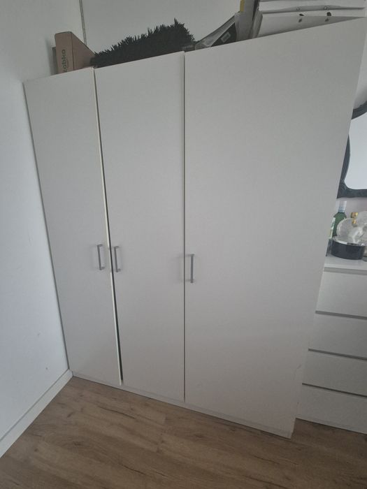 Szafa 3 drzwiowa z półkami