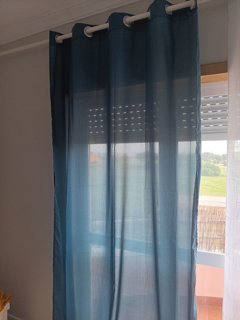 Cortinas azuis escuras