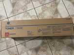 Konica Minolta TN-611M toner czerwony, oryginalny