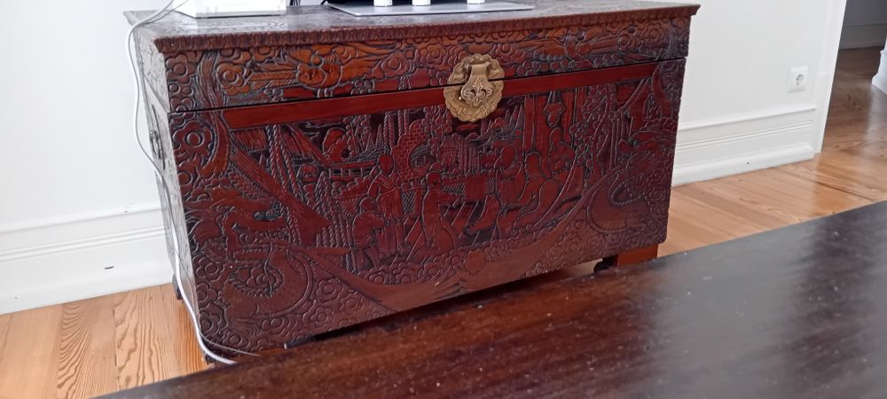 Antigo baú de madeira com detalhes entalhados