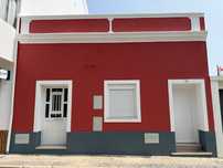Casa totalmente remodelada com 2 quartos e pátio comum em Alto Rodes
