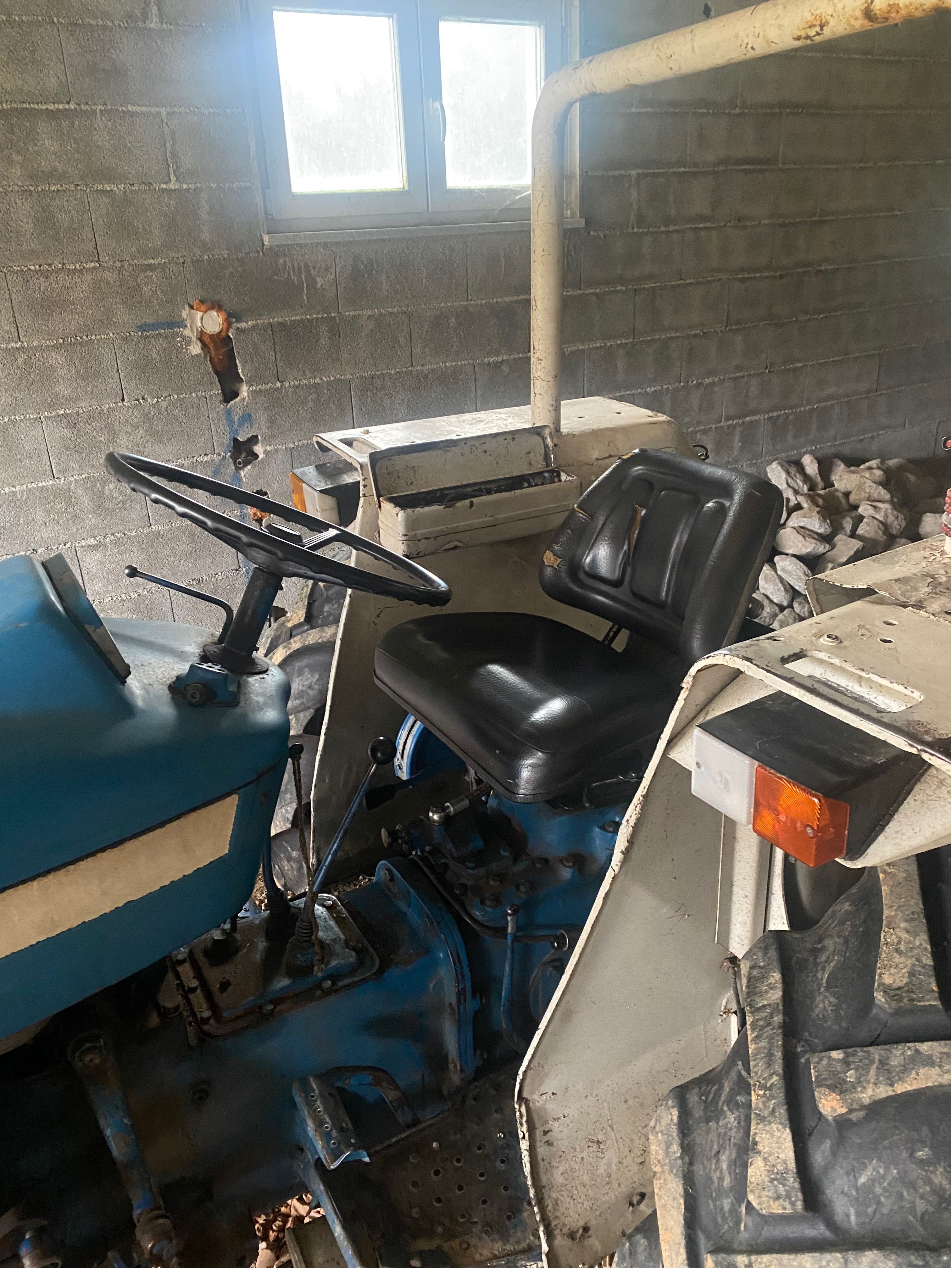 Trator Ford 3600 com muito material