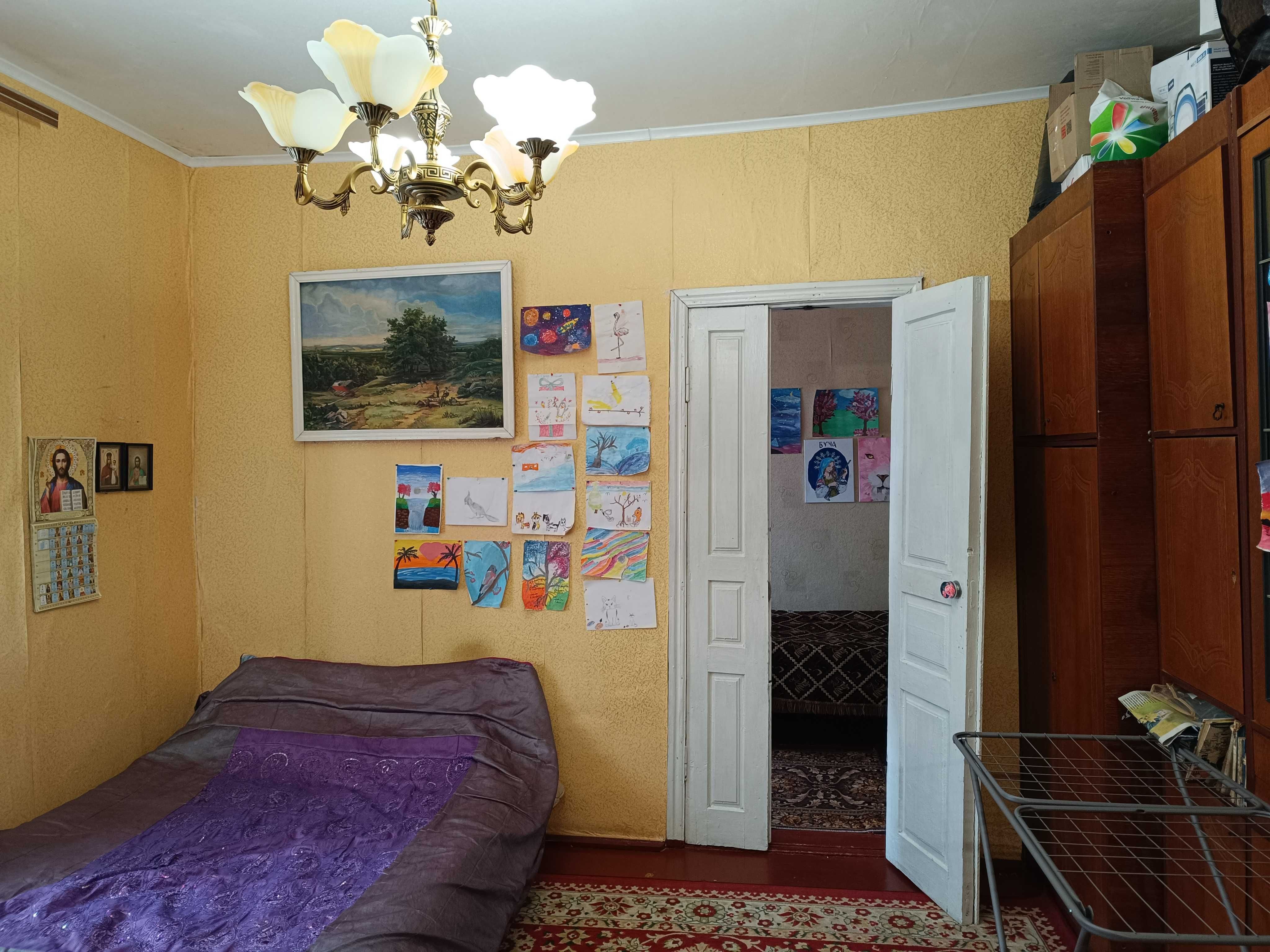 Продається пів будинку на 2частини, кожна зі зручностями, гараж,дворик
