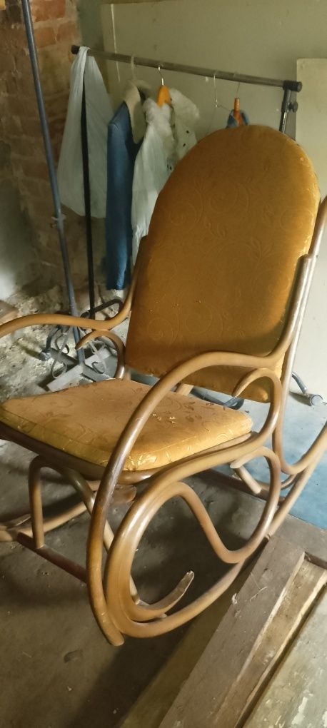 Срочно продам!!!креслокачалку деревянную