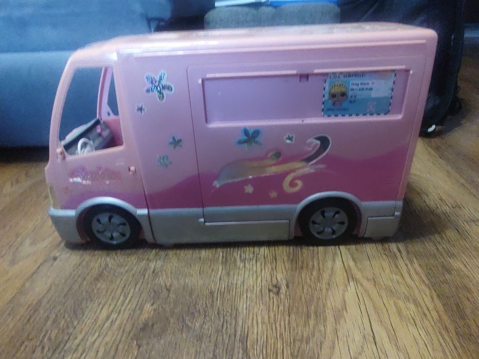 Sprzedam samochód Barbie . Dużo elementów