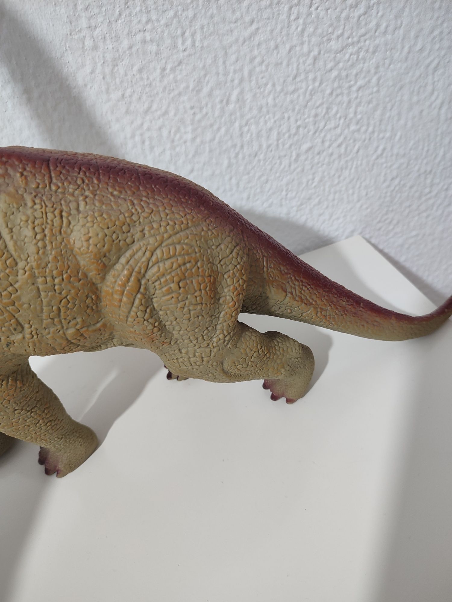 Dinossauro gigante brinquedo (emite som)