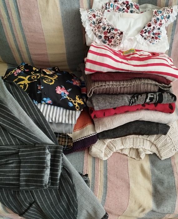 Lote de 30 peças de roupa incluí peças de inverno e verão